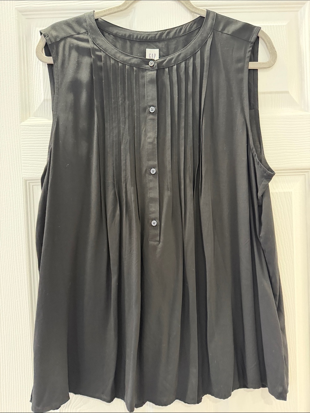 GAP Black Sleeveless Pleated Button-Front Blouse